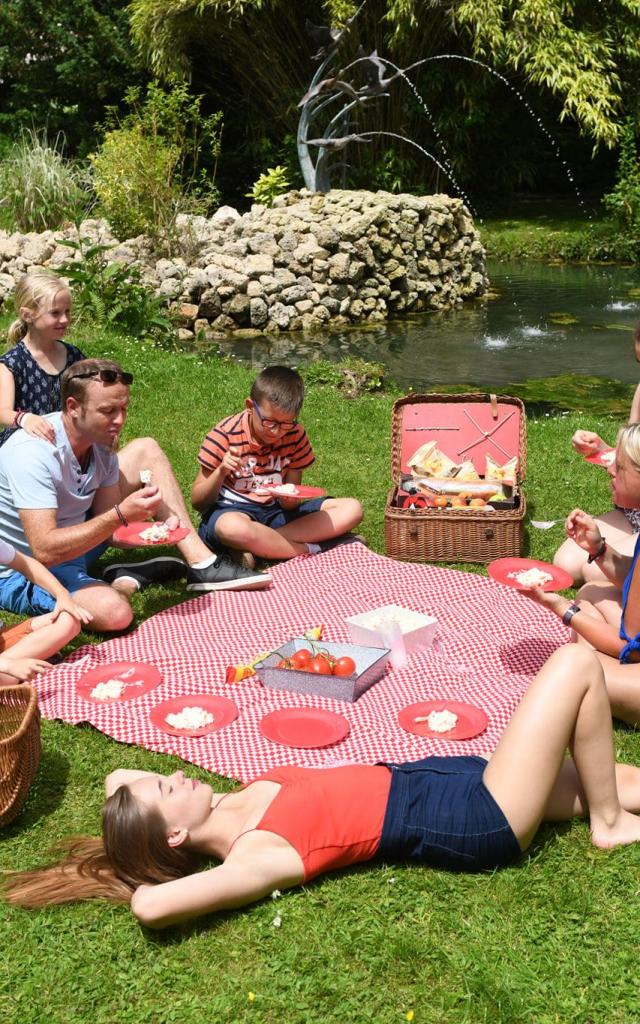 Picnic in Auffay public garden