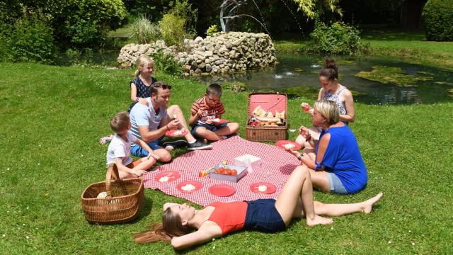 Picknick im öffentlichen Garten Auffay