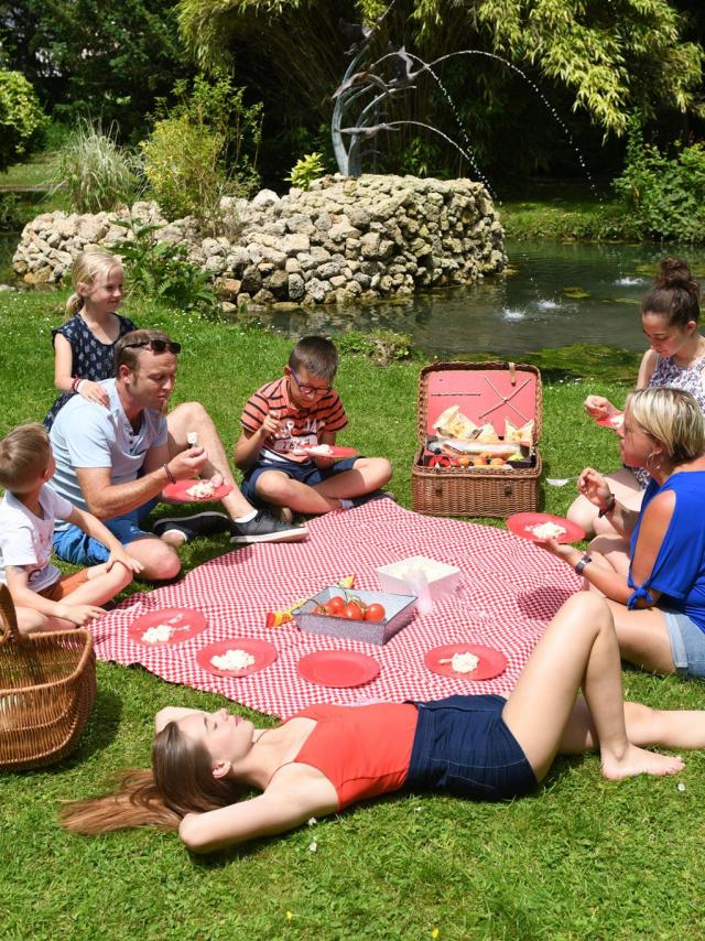 Picnic in Auffay public garden