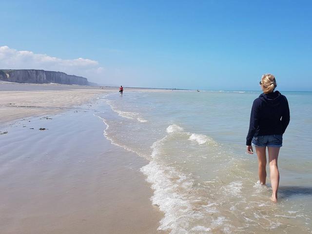 Balade les pieds dans l'eau plage de Quiberville