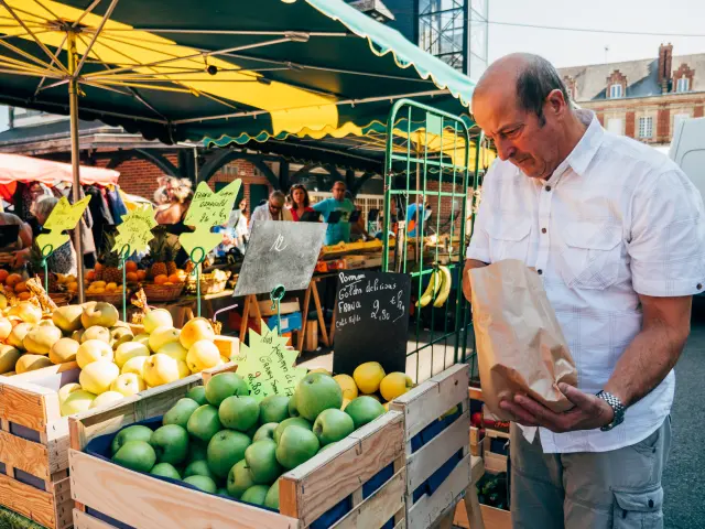 Maraîcher sur le marché de Luneray