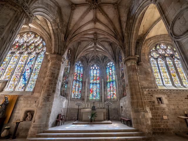 Auffay Stiftskirche, der Chor und seine Glasfenster