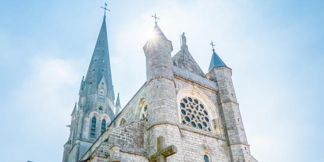 L'imposante collégiale d'Auffay
