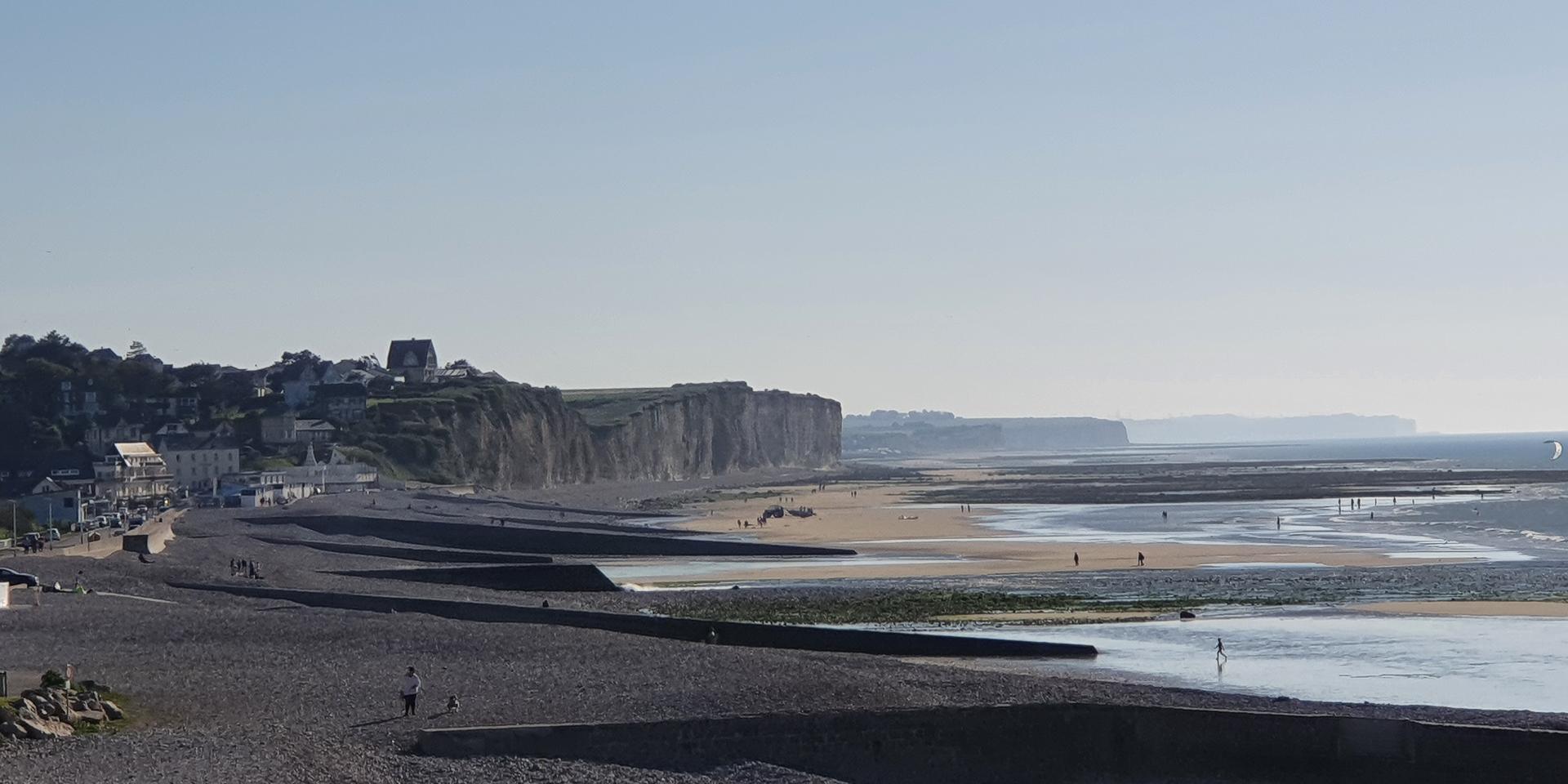 The beach at low tide and its chalk cliffs