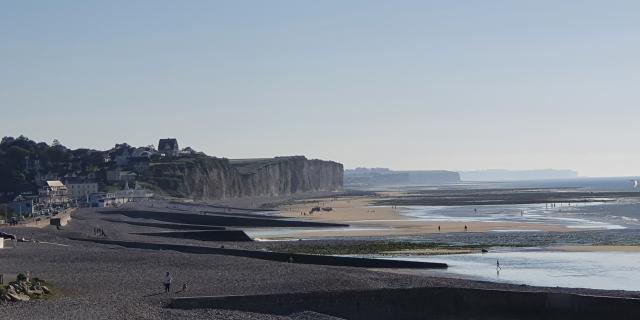 Der Strand bei Ebbe und seine Kreidefelsen