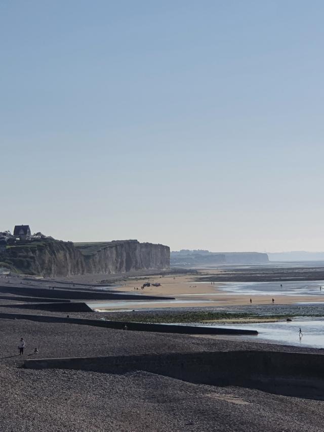 The beach at low tide and its chalk cliffs