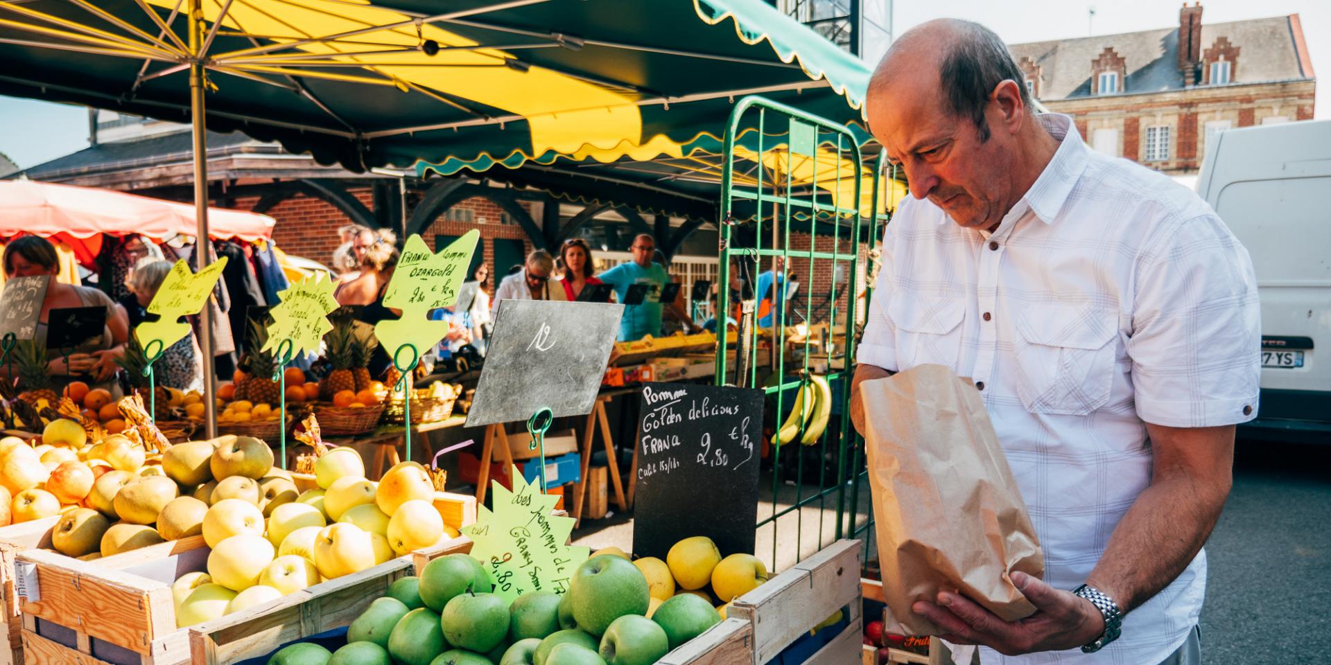 Maraîcher sur le marché de Luneray