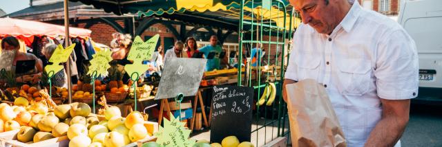Maraîcher sur le marché de Luneray