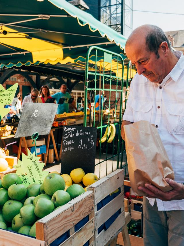 Maraîcher sur le marché de Luneray