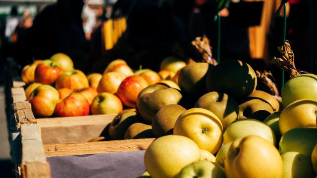 Apples Luneray market