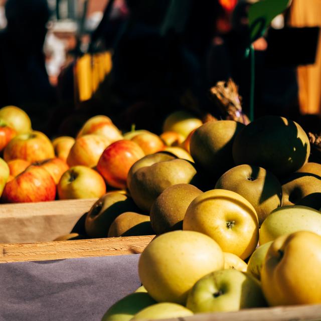 Apples Luneray market