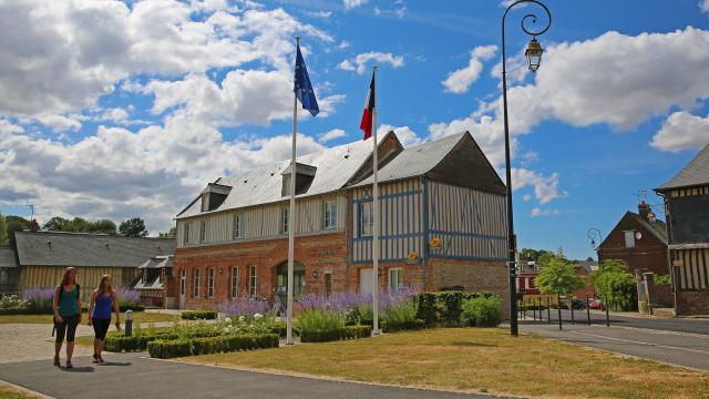 Passage devant la mairie de Val-de-Saâne