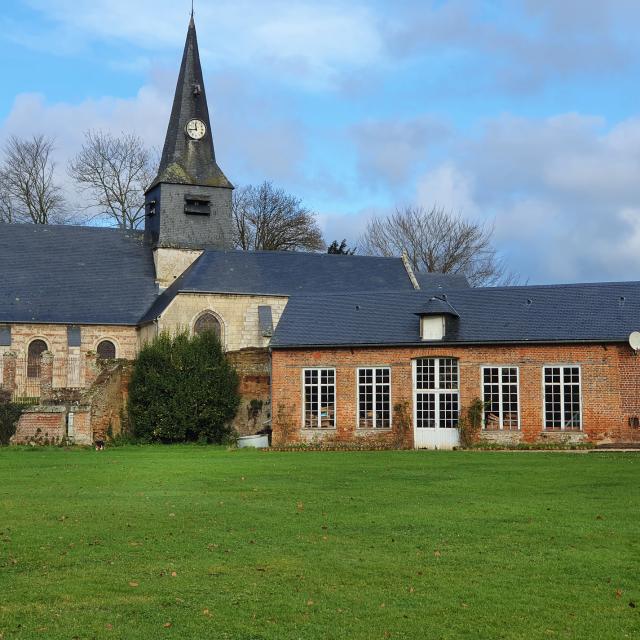 Gueures, die Kirche vom Park des Schlosses aus gesehen
