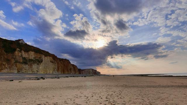 falaise et plage de sable