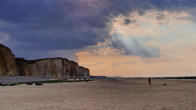 la plage et ses falaises