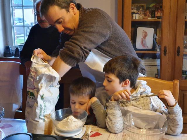 Crepes workshop in family Ferme du Petit Fumechon