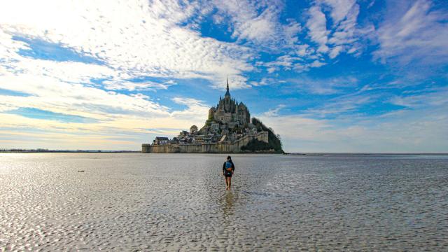 A Pied Dans La Baie Direction Le Mont Saint Michel