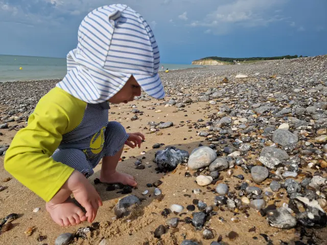 Tout petit à la plage
