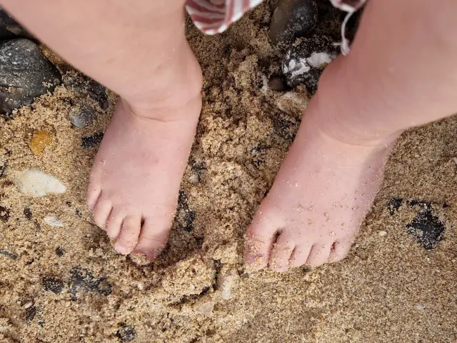 petits pieds dans le sable