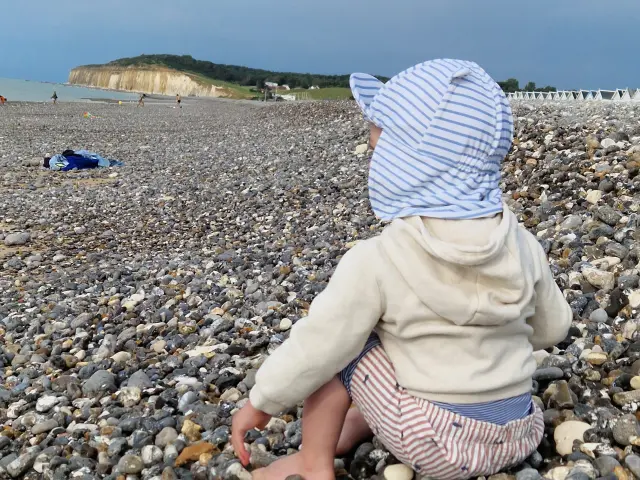 première fois à la plage pour bébé
